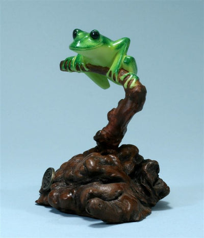 Green Tree Frog Sculpture